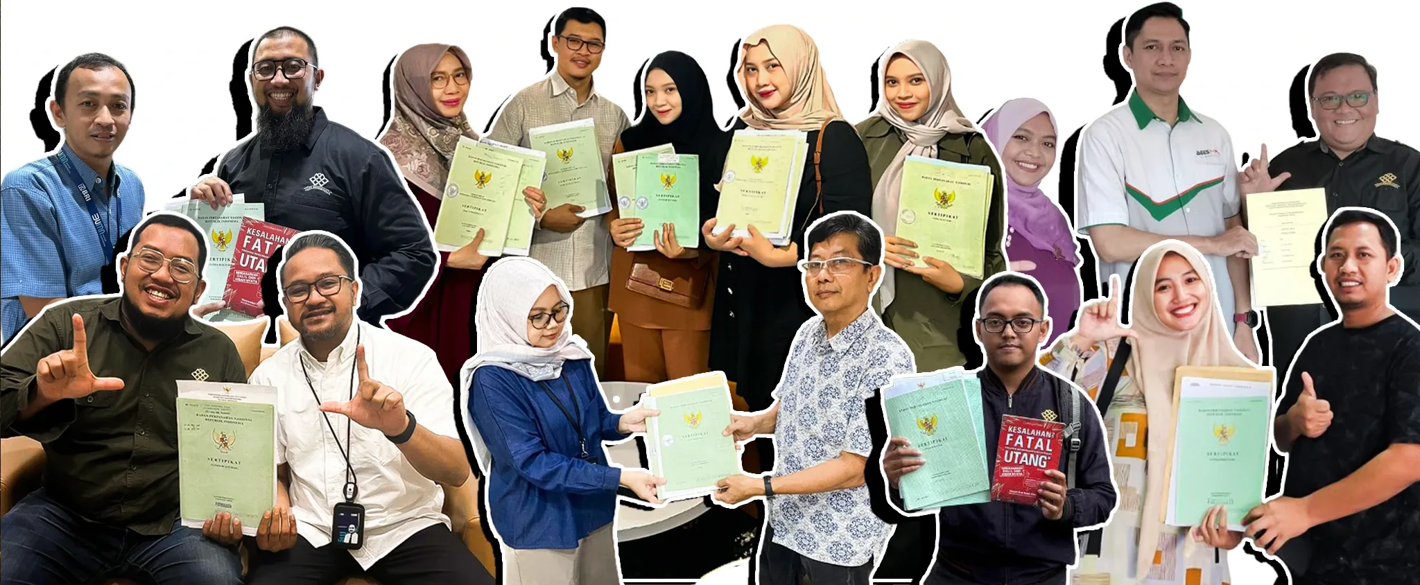 Alumni TBE dan PBTR memegang sertifikat aset yang sudah kembali
