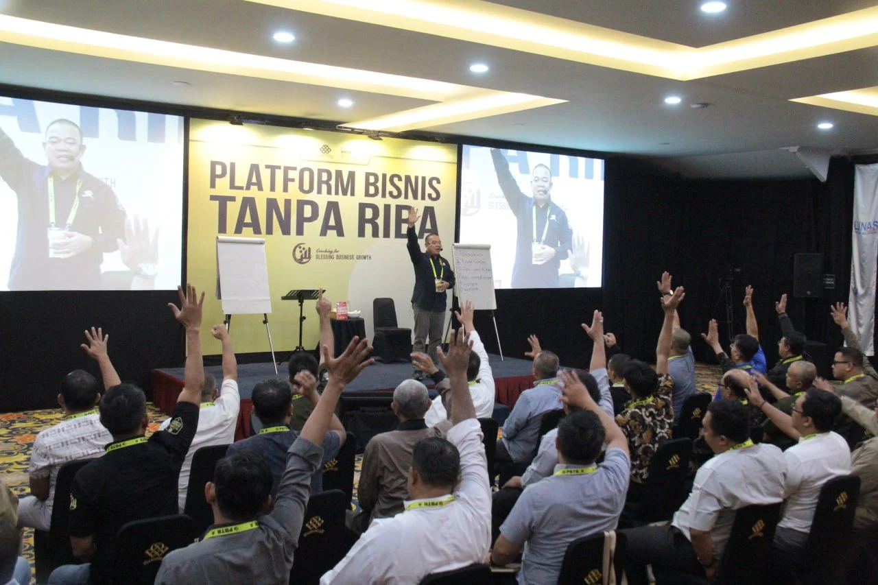 Peserta kelas PBTR mengangkat tangan